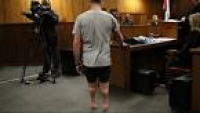 Oscar Pistorius walks around courtroom without prosthetic legs to ...