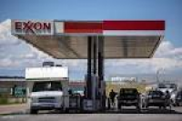 Photos et images de An Exxon Mobil Corp. Gas Station Ahead Of ...